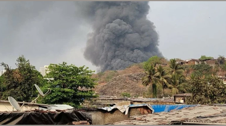 मालाड आगीत दहावीच्या विद्यार्थ्यांची पुस्तके, हॉल तिकीटही जळाली मालाड आगीत दहावीच्या विद्यार्थ्यांची पुस्तके, हॉल तिकीटही जळाली