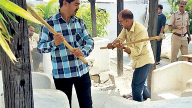 मुंबई - मलाड में बीएमसी ने छत पर बना अवैध हुक्का पार्लर तोड़ा मुंबई - मलाड में बीएमसी ने छत पर बना अवैध हुक्का पार्लर तोड़ा