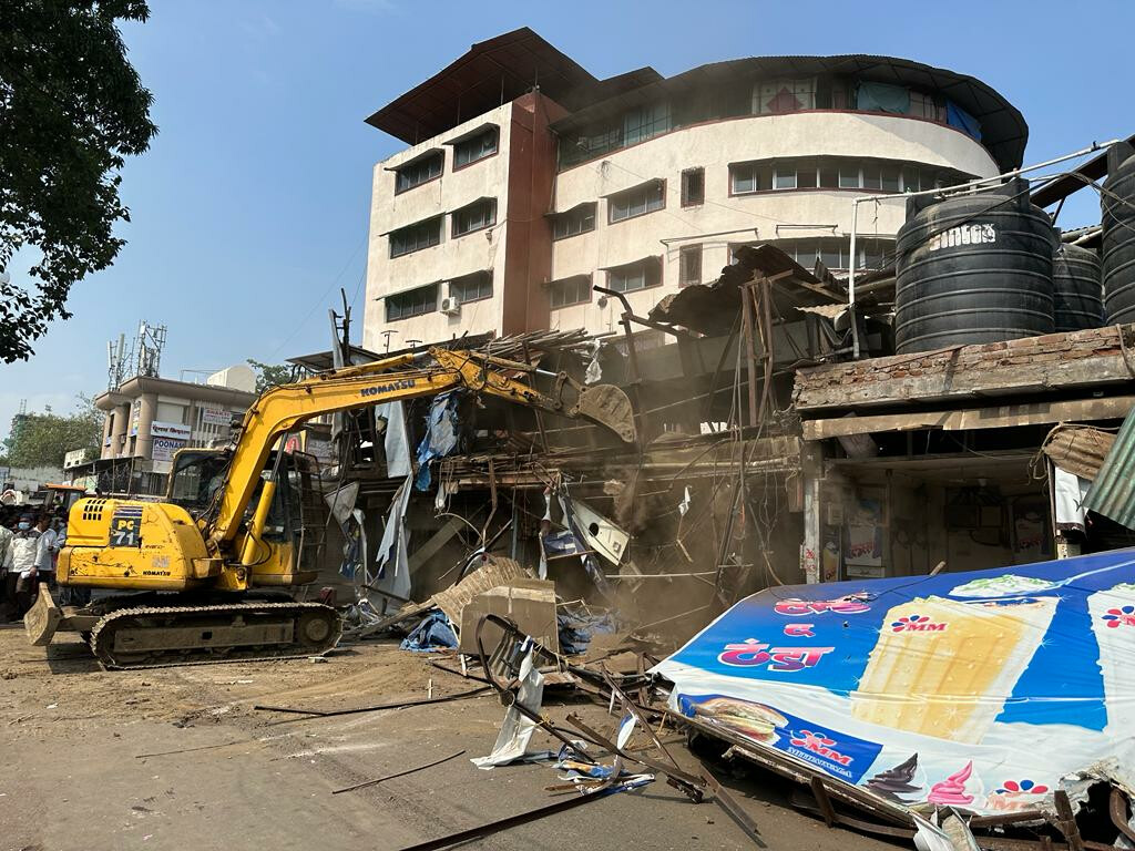 सड़क चौड़ीकरण परियोजना के लिए मलाड रेलवे स्टेशन के पास की 19 दुकानों को तोड़ा गया