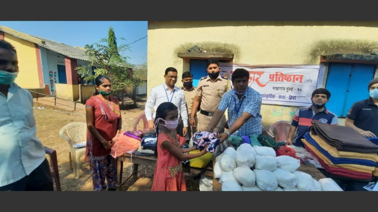 मल्हार प्रतिष्ठानकडून आदीवासी पाड्यात जीवनाश्यक वस्तूंचे वाटप मल्हार प्रतिष्ठानकडून आदीवासी पाड्यात जीवनाश्यक वस्तूंचे वाटप