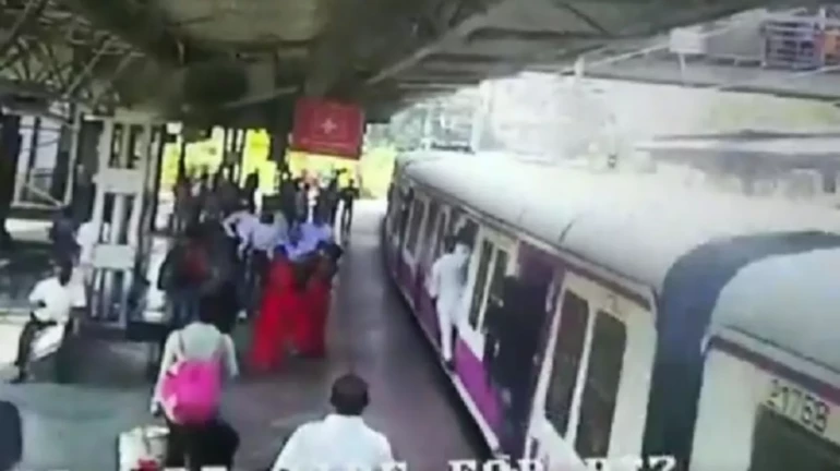 मानखुर्द रेलवे स्टेशन पर चलती ट्रेन से गिरे महिला और बच्‍चे की RPF जवानों ने बचायी जान