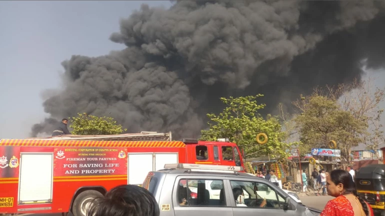 Mankhurd fire: आग बुझाने के दौरान दमकलकर्मी हुआ घायल