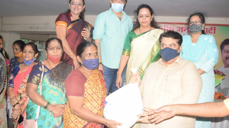 जरूरतमंद की मदद करना यह बीजेपी का उद्देश्य - सांसद मनोज कोटक जरूरतमंद की मदद करना यह बीजेपी का उद्देश्य - सांसद मनोज कोटक