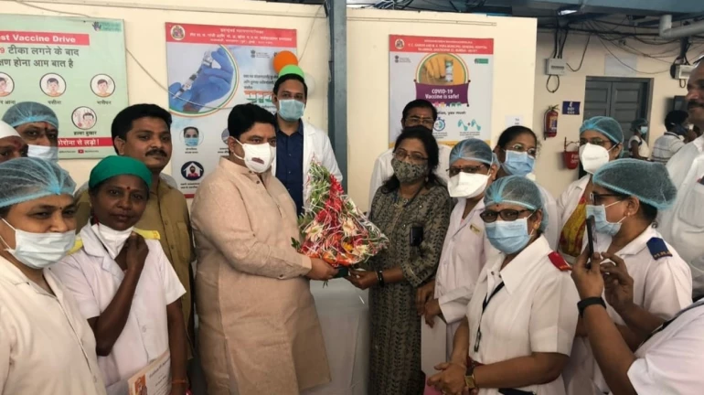 डॉक्टर्स, हेल्थ वर्कर्स,नर्सिंग स्टाफ की वजह से देश मे 100 करोड़ वैक्सीन पूरा होने का कार्यक्रम बना एक उत्सव -सांसद मनोज कोटक डॉक्टर्स, हेल्थ वर्कर्स,नर्सिंग स्टाफ की वजह से देश मे 100 करोड़ वैक्सीन पूरा होने का कार्यक्रम बना एक उत्सव -सांसद मनोज कोटक