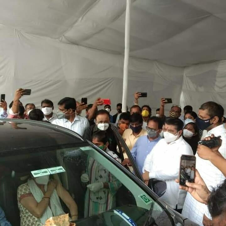 घाटकोपर मे ड्राईव् इन वैक्सीनेशन सेंटर  का सांसद मनोज कोटक ने किया उद्घाटन