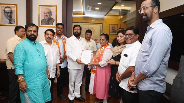 मुंबई - उद्धव गुट की पूर्व नगरसेविका मानसी मधुकर दलवी मुख्यमंत्री एकनाथ शिंदे के शिवसेना में शामिल मुंबई - उद्धव गुट की पूर्व नगरसेविका मानसी मधुकर दलवी मुख्यमंत्री एकनाथ शिंदे के शिवसेना में शामिल