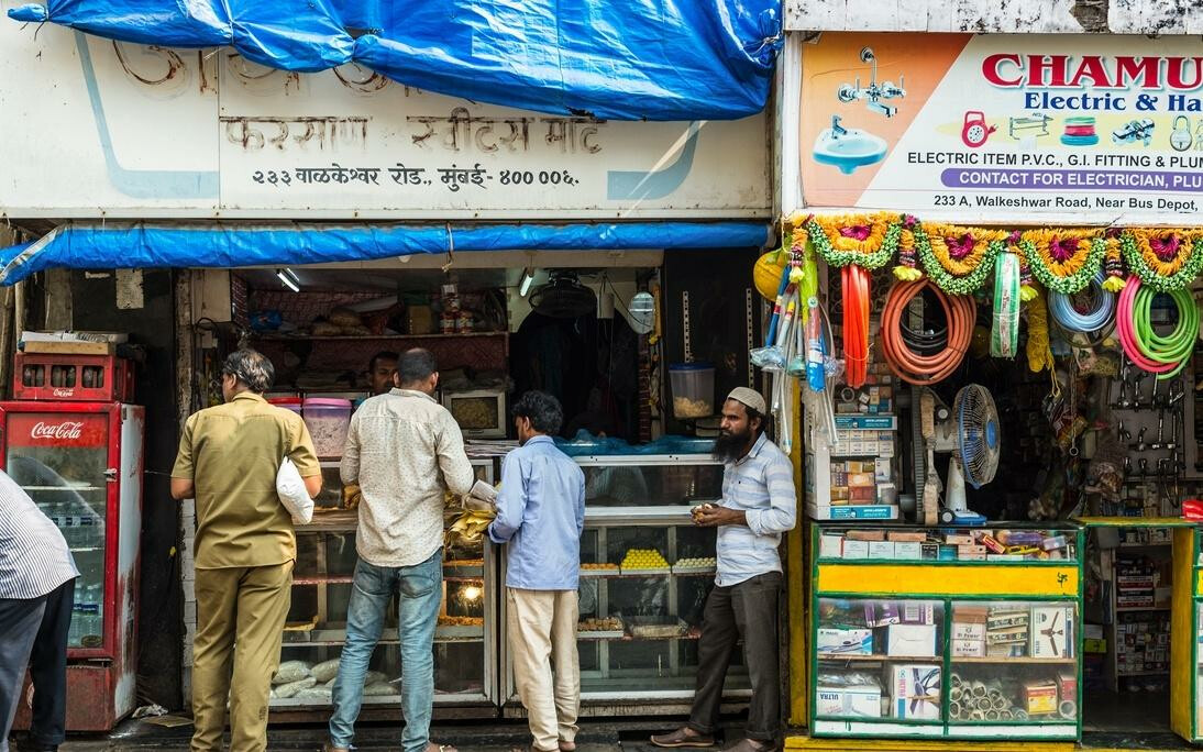 मुंबई - दुकानों पर मराठी साइन बोर्ड नहीं लगाने वालों पर कार्रवाई