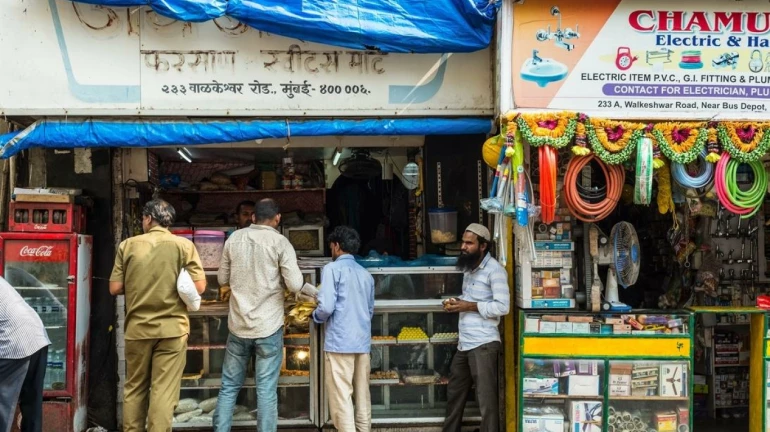 मुंबई - दुकानों पर मराठी साइन बोर्ड नहीं लगाने वालों पर कार्रवाई