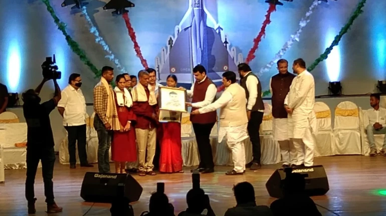 मुलुंड के कालिदास नाट्यगृह में शहीदों के परिवार को किया गया सम्मानित मुलुंड के कालिदास नाट्यगृह में शहीदों के परिवार को किया गया सम्मानित