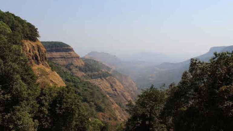 पर्यटकांनो लक्ष द्या, माथेरानच्या मालडुंगा पॉईंटवर लँडस्लाईड पर्यटकांनो लक्ष द्या, माथेरानच्या मालडुंगा पॉईंटवर लँडस्लाईड