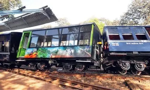 माथेरानची टॉय ट्रेन रुळावरून घसरली
