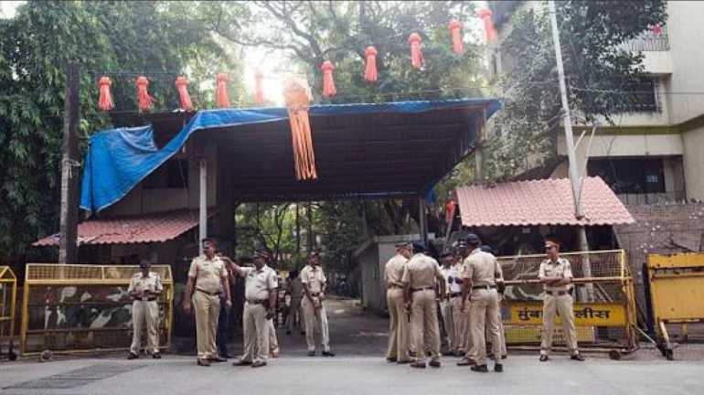 Farmer trying to enter 'Matoshree' with his family arrested Farmer trying to enter 'Matoshree' with his family arrested