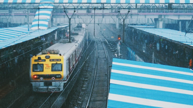 Mumbai Rains : रेल्वेने प्रवास करणाऱ्या प्रवाशांसाठी महत्त्वपूर्ण माहिती