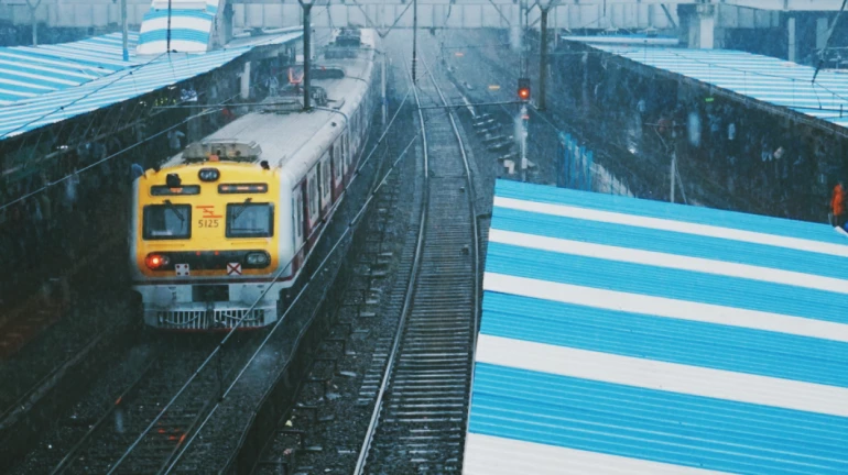 मुसळधार पावसामुळे मुंबईची लाईफलाईन विस्कळीत मुसळधार पावसामुळे मुंबईची लाईफलाईन विस्कळीत