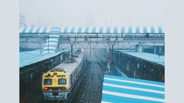 Mumbai Rain Update : मुंबईतल्या पूरपरिस्थितीमुळे लोकल ट्रेन, बसे सेवा प्रभावित
