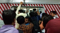 मुंबई लोकलमध्ये सीटवरून वाद मुंबई लोकलमध्ये सीटवरून वाद