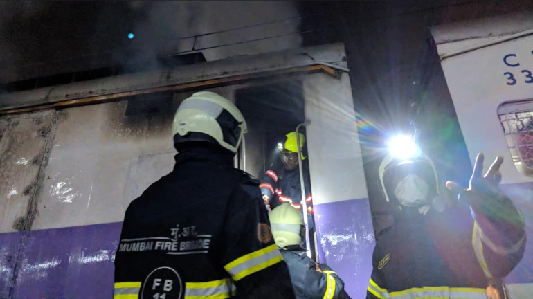 मुंबई सेंट्रल कार शेड में लगी आग मुंबई सेंट्रल कार शेड में लगी आग