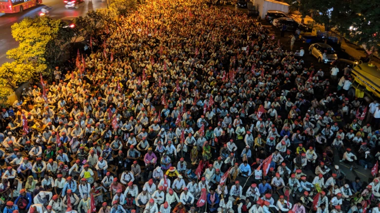 Farmers initiate vehicle march from Nashik to Mumbai Farmers initiate vehicle march from Nashik to Mumbai