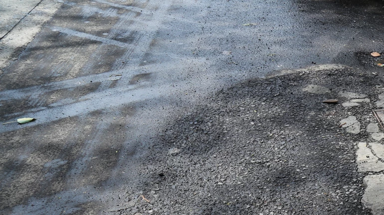 महापालिकेचे हात वर, खड्ड्यांमुळे मृत्यू झाल्यास नुकसान भरपाई नाही महापालिकेचे हात वर, खड्ड्यांमुळे मृत्यू झाल्यास नुकसान भरपाई नाही