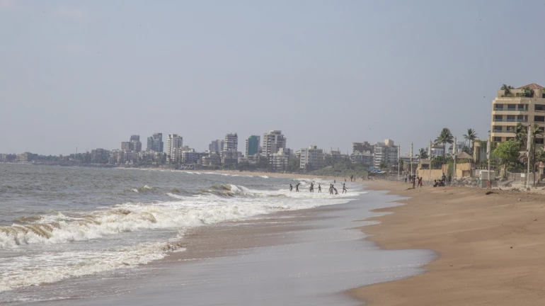 Mumbai: Car discovered floating in Vasai beach Mumbai: Car discovered floating in Vasai beach