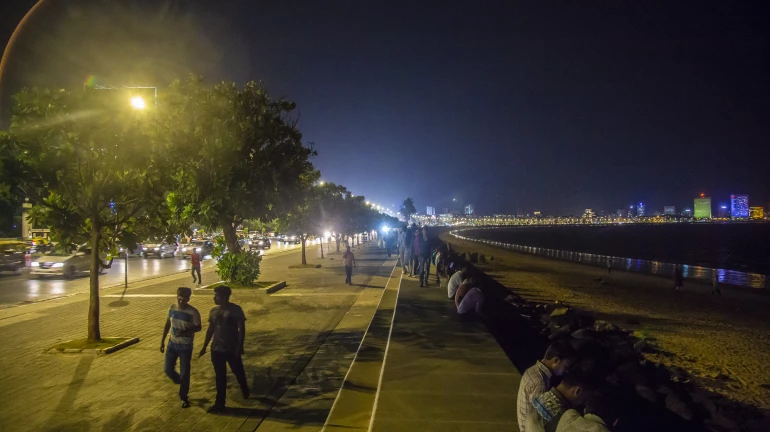 मुंबईतील मरीन ड्राइव्ह लवकरच 110 एलईडी दिव्यांनी उजळणार मुंबईतील मरीन ड्राइव्ह लवकरच 110 एलईडी दिव्यांनी उजळणार