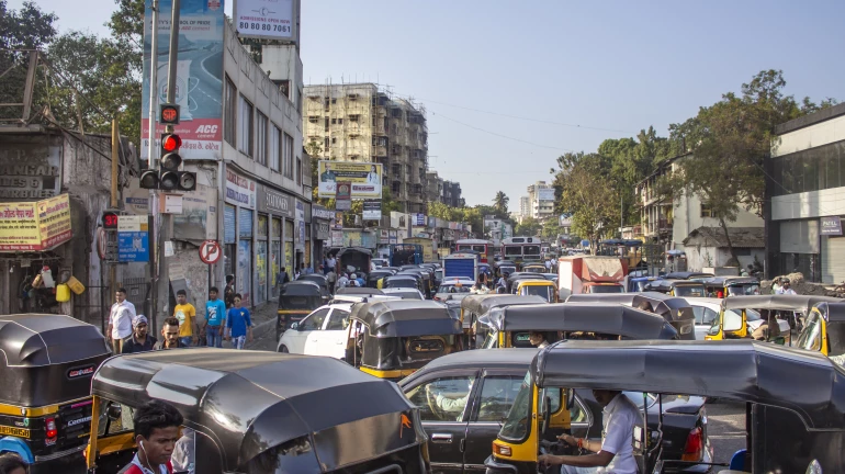 अंधेरीतील लिंक रोडवर जलवाहिनीच्या दुरूस्तीमुळं वाहतुककोंडी अंधेरीतील लिंक रोडवर जलवाहिनीच्या दुरूस्तीमुळं वाहतुककोंडी