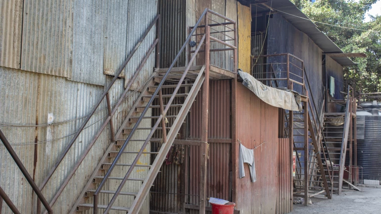 Mumbai: 4 Injured As Balcony Of Chawl Collapses in Mulund Mumbai: 4 Injured As Balcony Of Chawl Collapses in Mulund