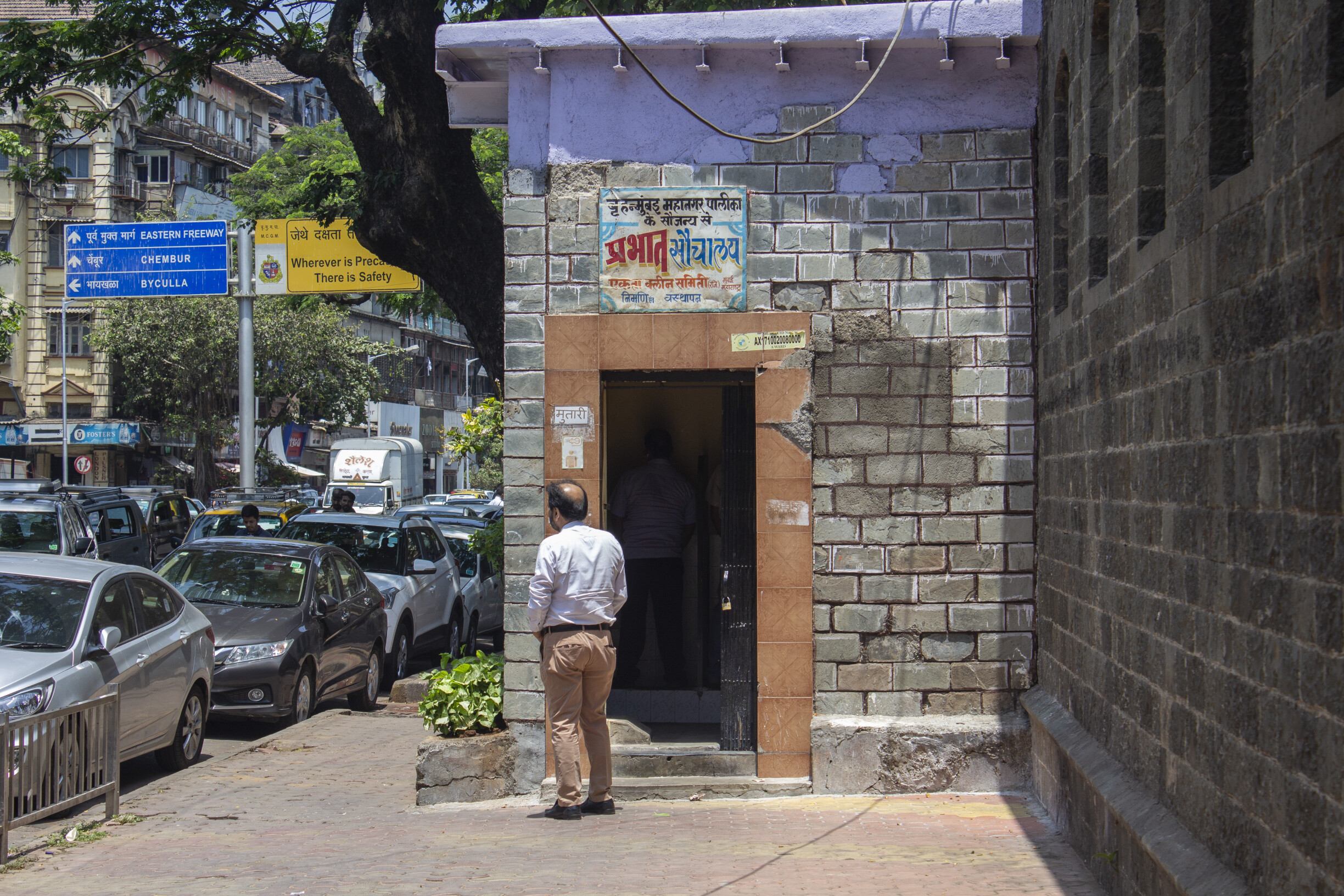 मरीन ड्राईव्हवरील सार्वजनिक शौचालयाच्या बांधकामाला स्थानिकांचा विरोध