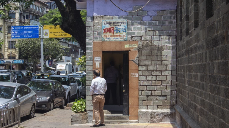 मरीन ड्राईव्हवरील सार्वजनिक शौचालयाच्या बांधकामाला स्थानिकांचा विरोध मरीन ड्राईव्हवरील सार्वजनिक शौचालयाच्या बांधकामाला स्थानिकांचा विरोध