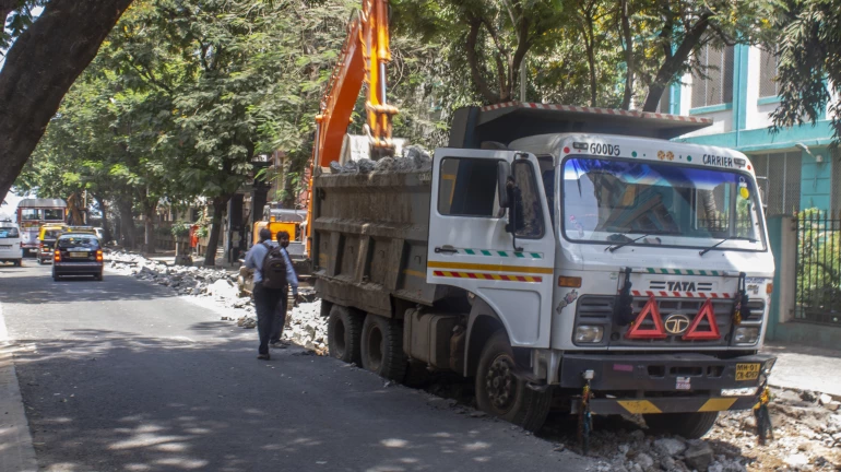 67-Year-Old Injured as Barricades Collapse at Roadwork Site in Andheri 67-Year-Old Injured as Barricades Collapse at Roadwork Site in Andheri