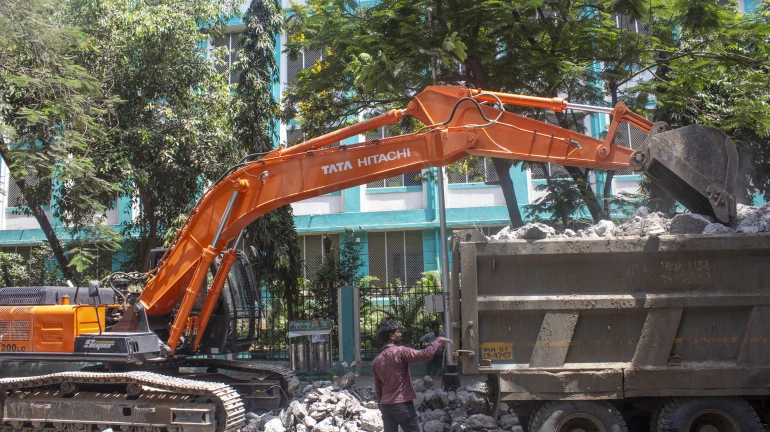 KDMC begin demolishing unsafe portions of Kalyan skywalk