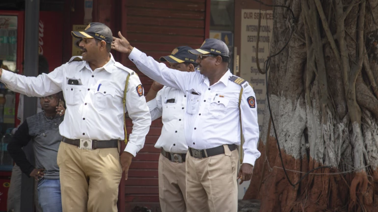 "कुटुंबाला वेळ देण्यासाठी पोलिसांना द्या भरपगारी रजा" "कुटुंबाला वेळ देण्यासाठी पोलिसांना द्या भरपगारी रजा"