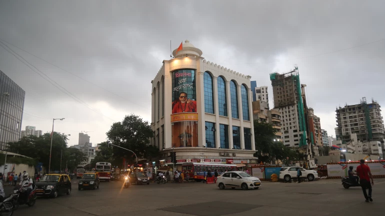 शिवसेना भवनातील ३ कर्मचाऱ्यांना कोरोनाची लागण शिवसेना भवनातील ३ कर्मचाऱ्यांना कोरोनाची लागण