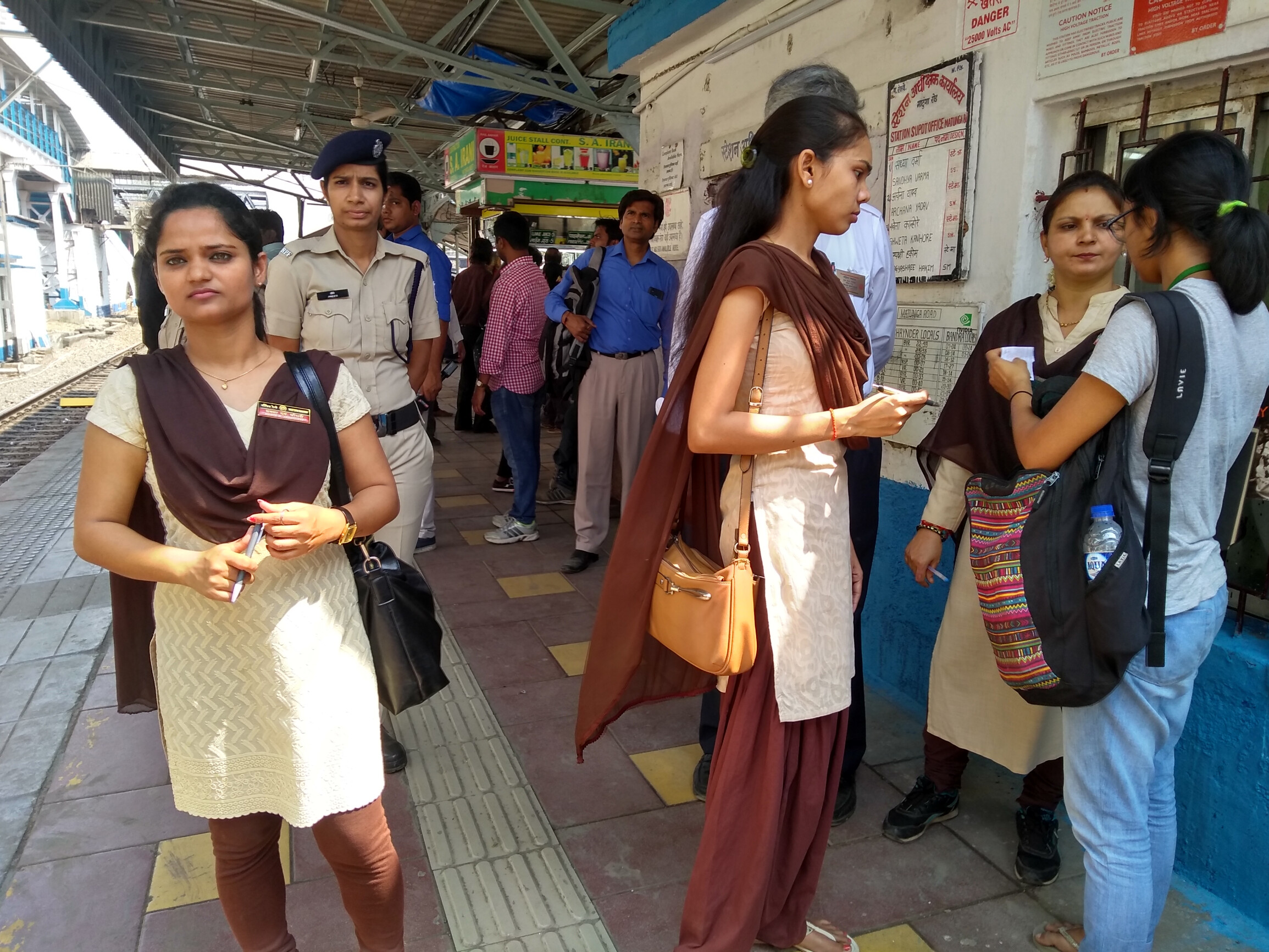 महिला टीसी ने बनाया रिकॉर्ड, एक दिन में बेटिकट यात्रियों से वसूला 1.90 लाख रुपए जुर्माना