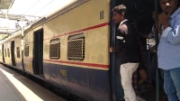 बेंगळुरू-मुंबई दरम्यान आणखी एका सुपरफास्ट ट्रेनला मंजुरी बेंगळुरू-मुंबई दरम्यान आणखी एका सुपरफास्ट ट्रेनला मंजुरी