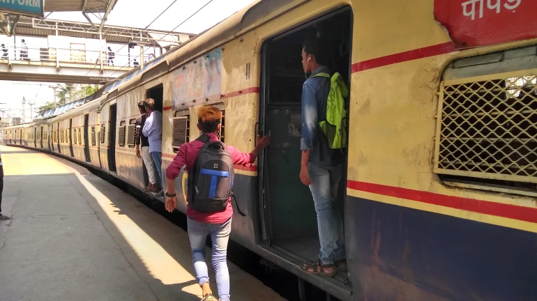 मध्य रेल्वेवर स्टंटबाज पुन्हा सक्रिय मध्य रेल्वेवर स्टंटबाज पुन्हा सक्रिय