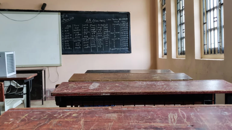 मुसळधार पावसामुळे शाळा आणि महाविद्यालयांना सुट्टी जाहीर मुसळधार पावसामुळे शाळा आणि महाविद्यालयांना सुट्टी जाहीर