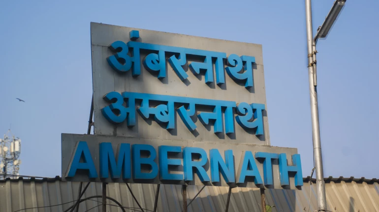 अंबरनाथ यार्डातून सुटणाऱ्या लोकल ट्रेनमध्ये बसू न दिल्याने प्रवाशांचा गोंधळ अंबरनाथ यार्डातून सुटणाऱ्या लोकल ट्रेनमध्ये बसू न दिल्याने प्रवाशांचा गोंधळ