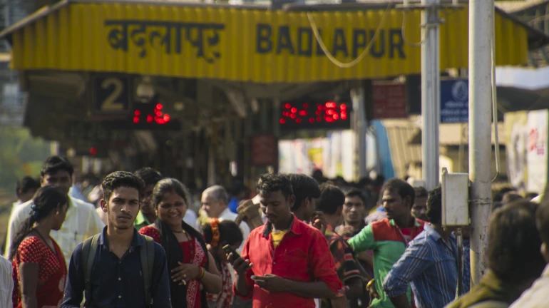 कल्याण- बदलापुर स्टेशन पर लोकल ट्रेन का स्टॉपेज बदला गया कल्याण- बदलापुर स्टेशन पर लोकल ट्रेन का स्टॉपेज बदला गया