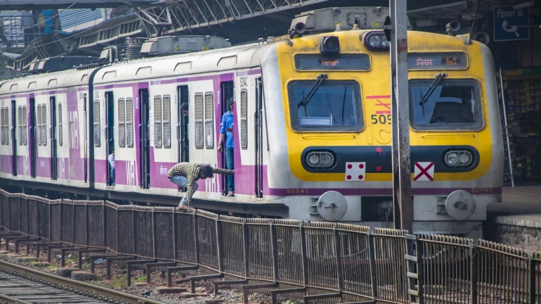 Mumbai Local News: Commuters will soon be able to enjoy buffer-free streaming in trains Mumbai Local News: Commuters will soon be able to enjoy buffer-free streaming in trains