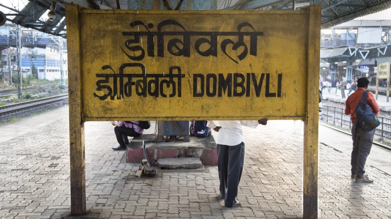 जाहिरात फलकांमुळे प्रवाशांमध्ये नाराजी जाहिरात फलकांमुळे प्रवाशांमध्ये नाराजी