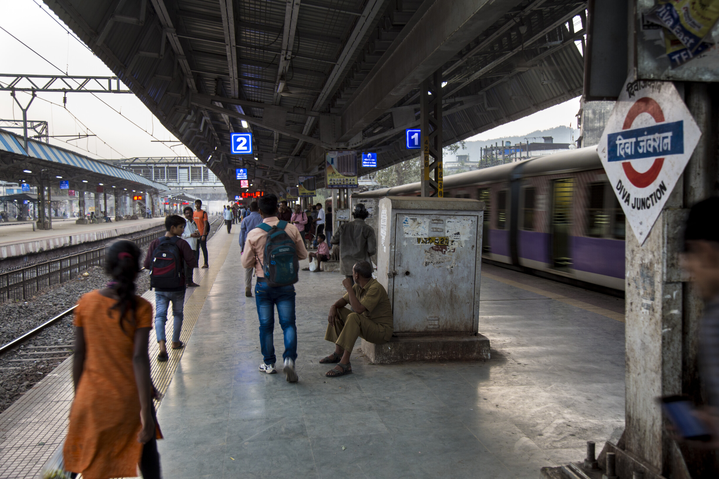 दिवा यात्रियों ने सीएसटी के लिए सीधी लोकल और कोंकण जाने वाली ट्रेनों के लिए ठहराव की मांग की