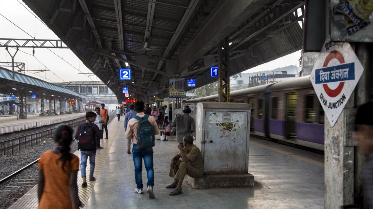 "सीएसएमटी लोकल, कोकणातील एक्स्प्रेसना दिवा स्टेशनवर थांबा द्या" "सीएसएमटी लोकल, कोकणातील एक्स्प्रेसना दिवा स्टेशनवर थांबा द्या"