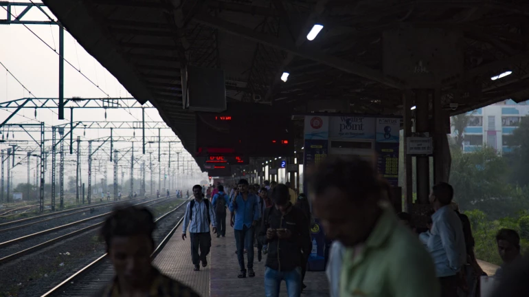 कोपर रेल्वे स्थानकावरील नवीन पादचारी पूल प्रवाशांसाठी खुला कोपर रेल्वे स्थानकावरील नवीन पादचारी पूल प्रवाशांसाठी खुला