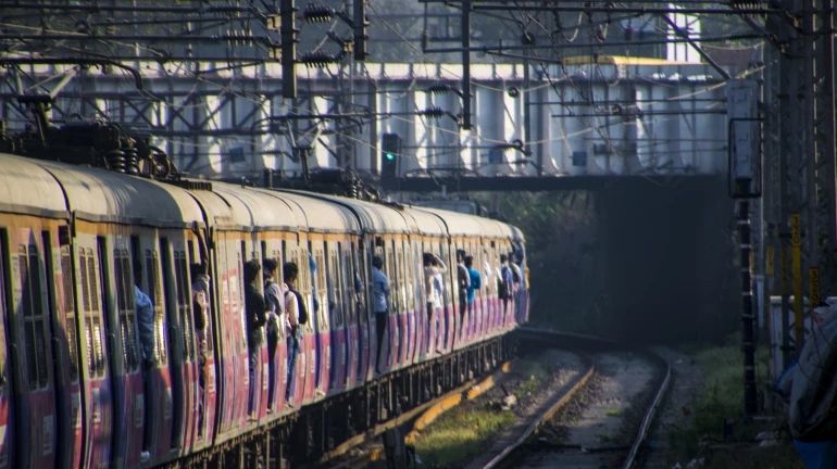 Mumbai Local News: Stone-pelting incidents rise in suburban trains on WR, CR Mumbai Local News: Stone-pelting incidents rise in suburban trains on WR, CR