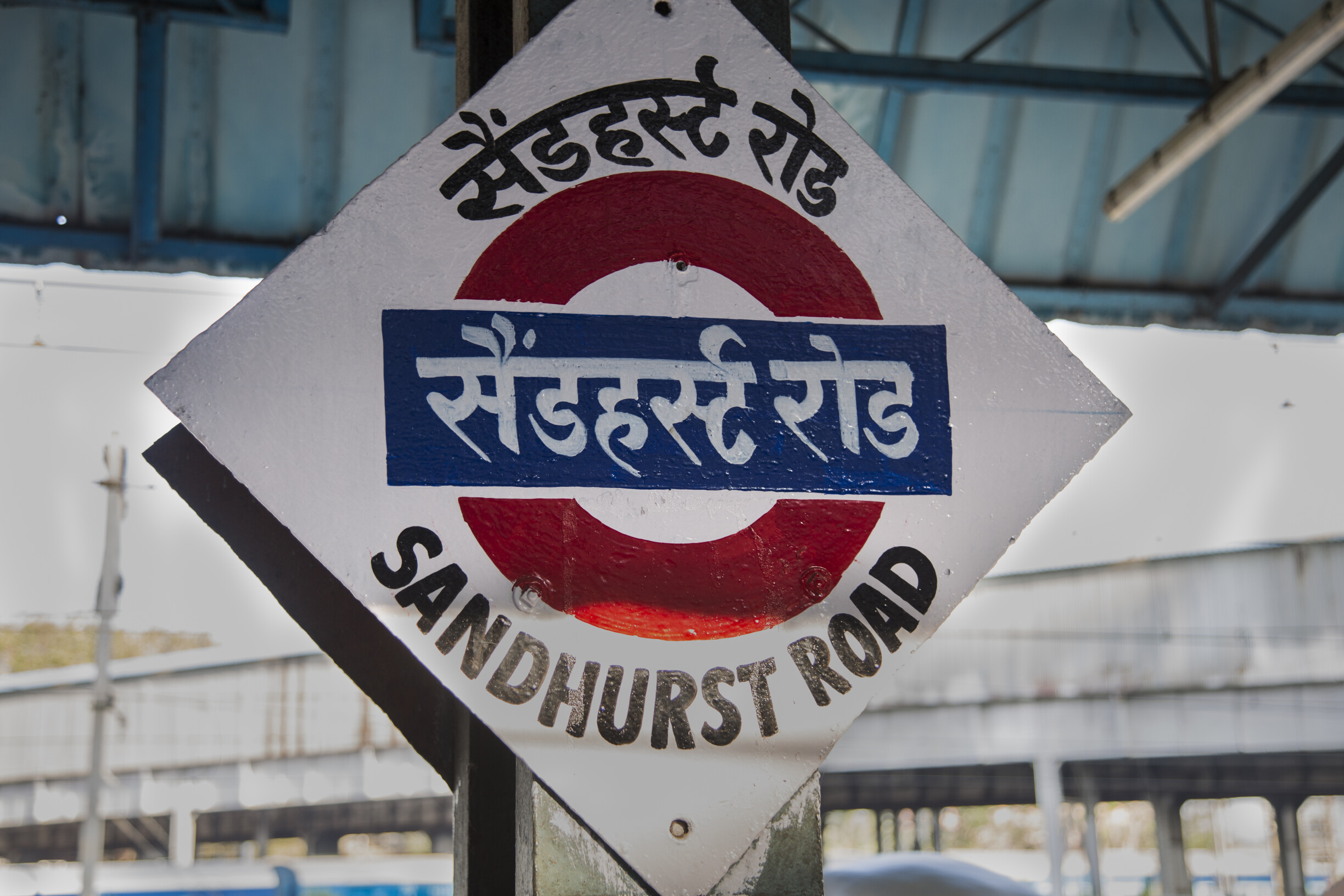 दारूच्या नशेत थेट रेल्वे खांबावर चढला आणि थोडक्यात वाचला