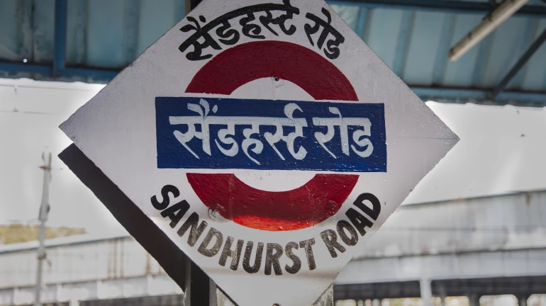 दारूच्या नशेत थेट रेल्वे खांबावर चढला आणि थोडक्यात वाचला दारूच्या नशेत थेट रेल्वे खांबावर चढला आणि थोडक्यात वाचला