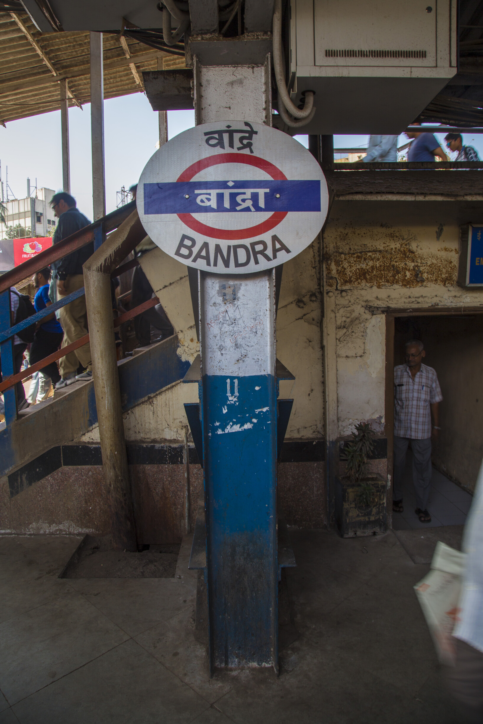 बांद्रा में पांच मंजिला इमारत गिरने से नौ घायल