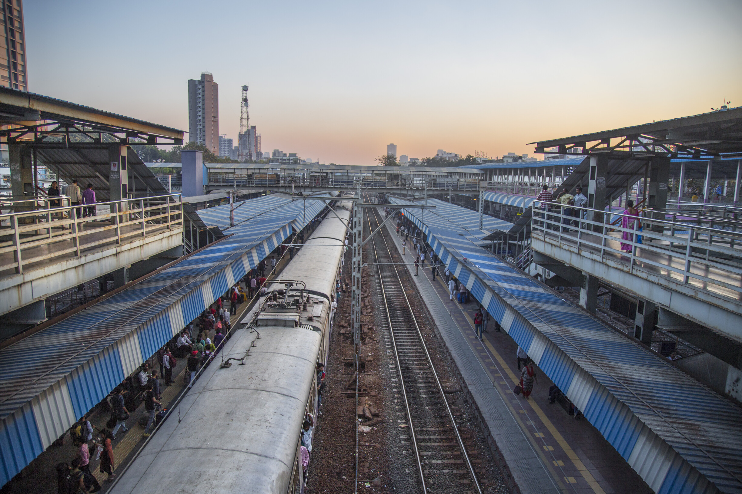 बोरिवली आणि दहिसरमधील 35 रेल्वे पुलांची डागडुजी होणार