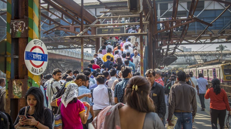 बीएमसी ने मालाड रेलवे स्टेशन के पास सड़क चौड़ी की बीएमसी ने मालाड रेलवे स्टेशन के पास सड़क चौड़ी की